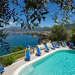 Ξενοδοχείο Miramare 4*